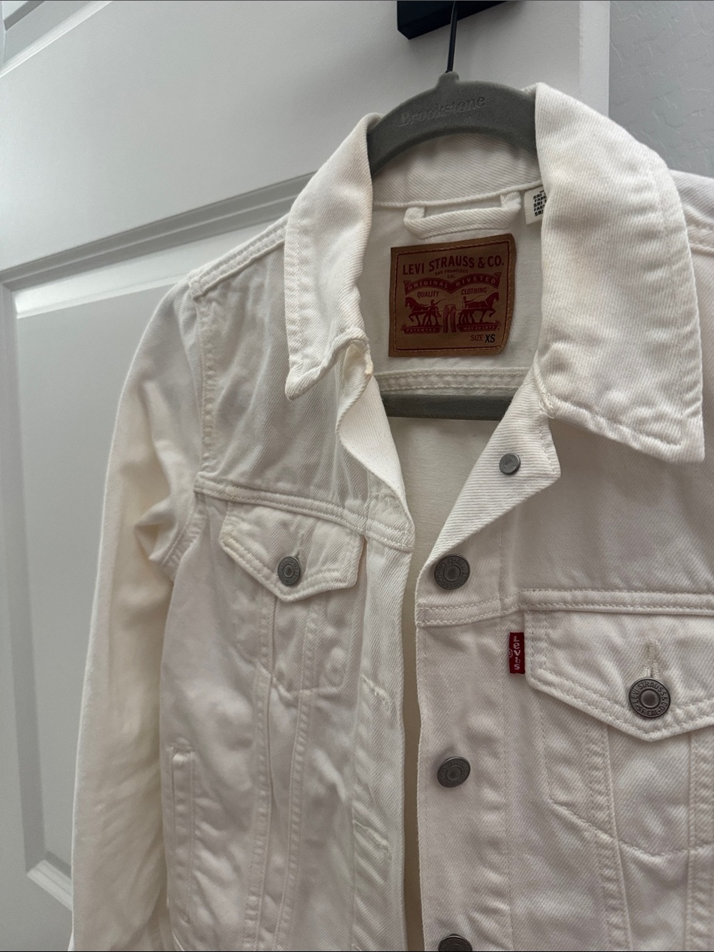 Levi's White Denim Jacket— women’s - Picture 2 of 5